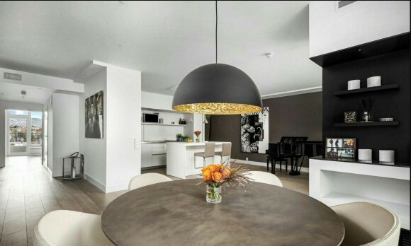 SE LIKHETEN: På Instagram-bildet overfor, ser man tydelig at Carlsen sitter ved sitt nye spisebord på Tjuvholmen i Oslo. Foto: Privatmegleren Tjuvholmen SE LIKHETEN: På Instagram-bildet overfor, ser man tydelig at Carlsen sitter ved sitt nye spisebord på Tjuvholmen i Oslo. Foto: Privatmegleren Tjuvholmen